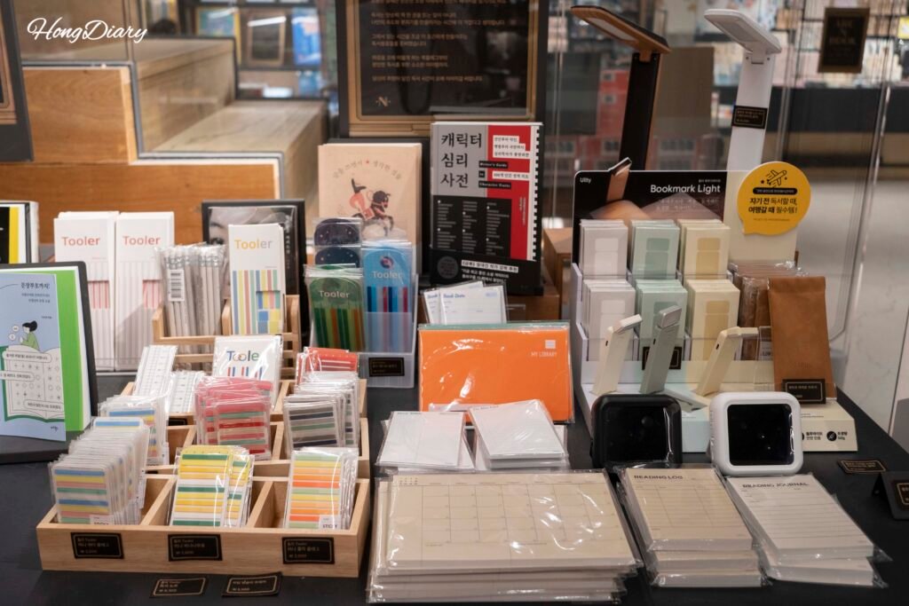 Interior de la librería Arc N Book en Podium Dive Gwangalli con estanterías estilizadas