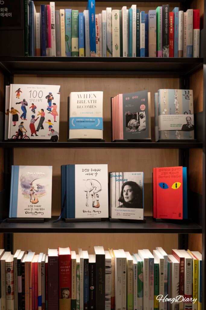 Libros en exhibición en Arc N Book dentro de Podium Dive en Gwangalli