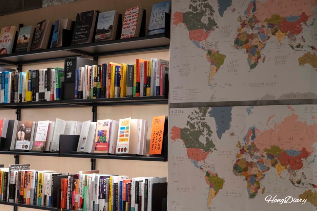 Libros y merchandise de personajes a la venta en Podium Dive Gwangalli