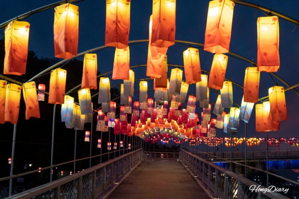 Puente peatonal Seungwolgyo ubicado frente al complejo Piorium en Namwon, Corea del Sur