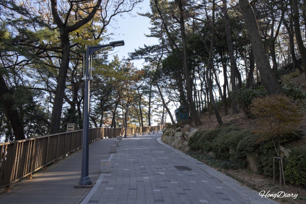 Camino de subida desde el estacionamiento del Parque Amnam hasta la entrada del Puente Yonggung Songdo, Busan