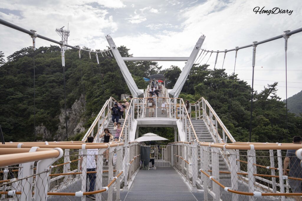 Puente colgante Yonggung conectando la costa con la isla Dongseom en Songdo, Busan