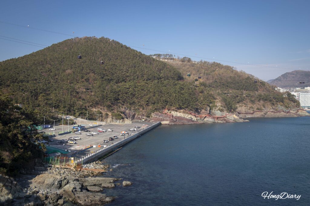 Vista del mar abierto y la costa de Busan desde el Puente Yonggung Songdo