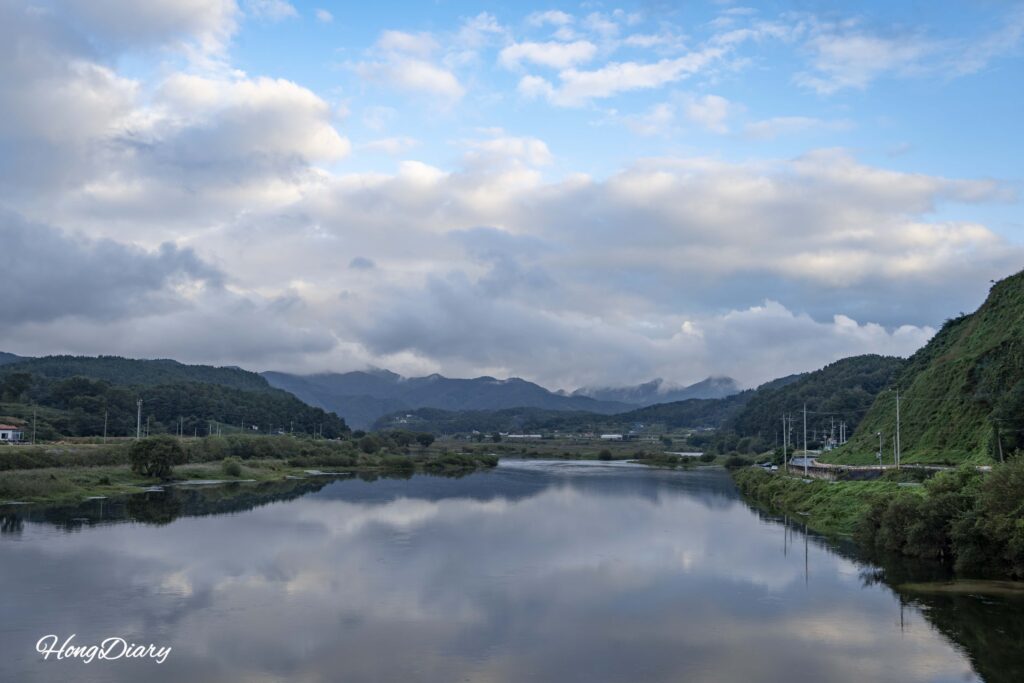 三楽園展望台から見た錦江と周囲の田園風景｜錦山