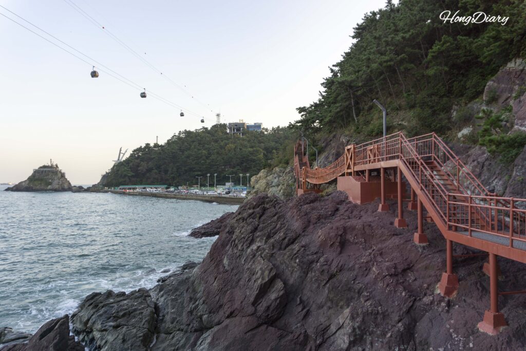 Sendero Costero Bolle de Songdo, pasarela metálica a lo largo del mar en Seo-gu, Busan