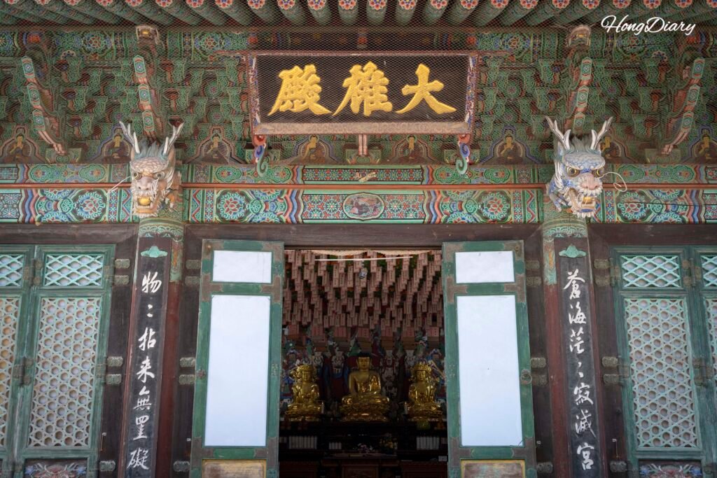 Arquitectura tradicional coreana dentro del recinto del templo Seonamsa en Busan