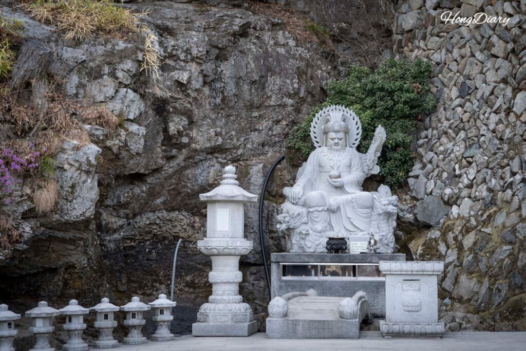 釜山・仙岩寺の龍王殿に安置された龍王像
