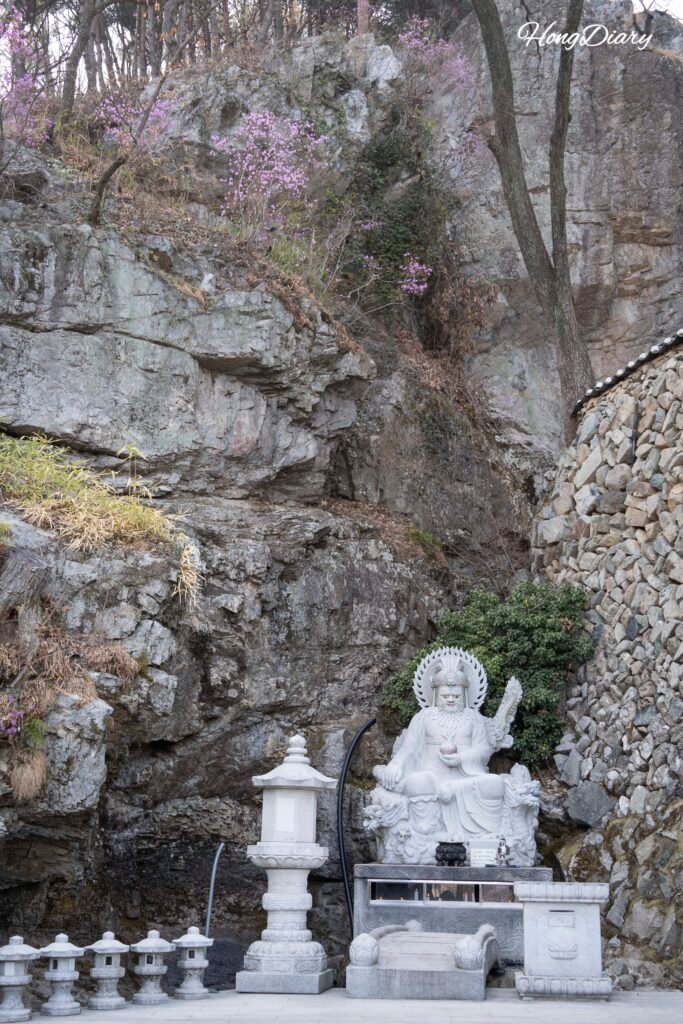 Estatua del Rey Dragón en el pabellón Yongwangdan del templo Seonamsa en Busan