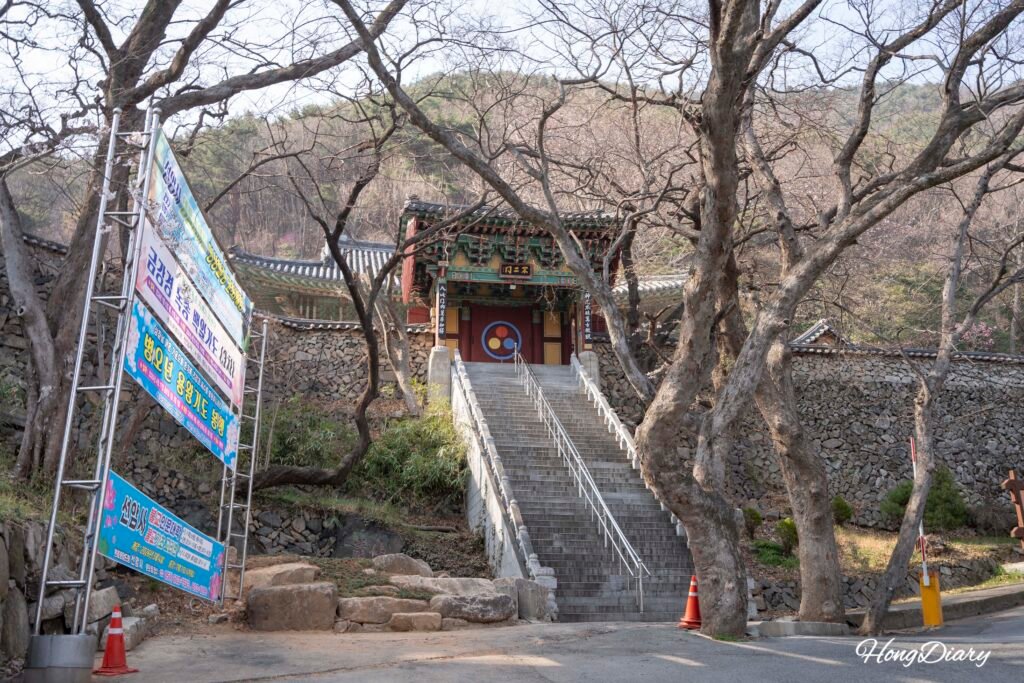 Entrada al templo Seonamsa en el monte Baegyangsan, distrito de Busanjin-gu, Busan