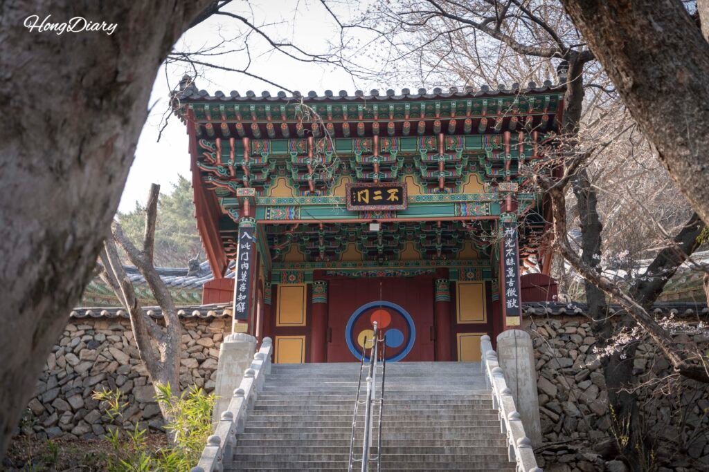 Entrance gate of Seonamsa Temple on Baegyangsan Mountain in Busanjin-gu, Busan