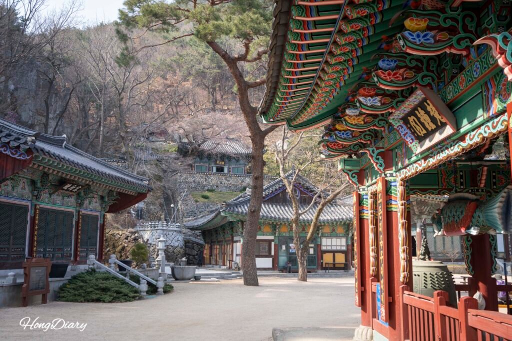 Sendero de piedra y pabellones tradicionales en el recinto del templo Seonamsa en Busan