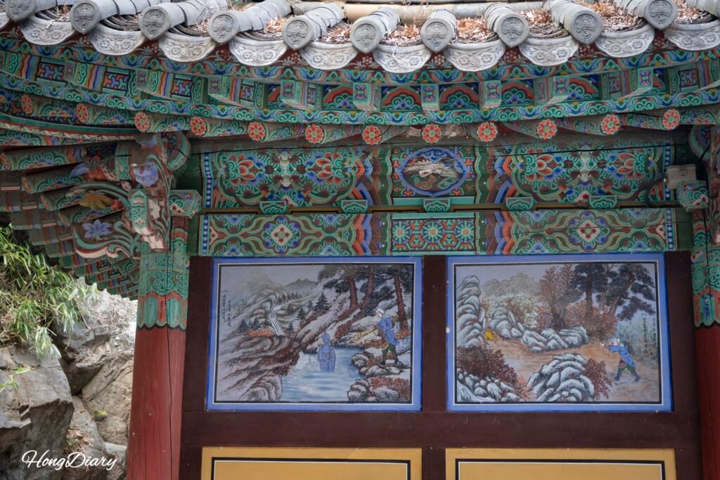 Pabellón tradicional budista entre árboles en el templo Seonamsa, Busanjin-gu