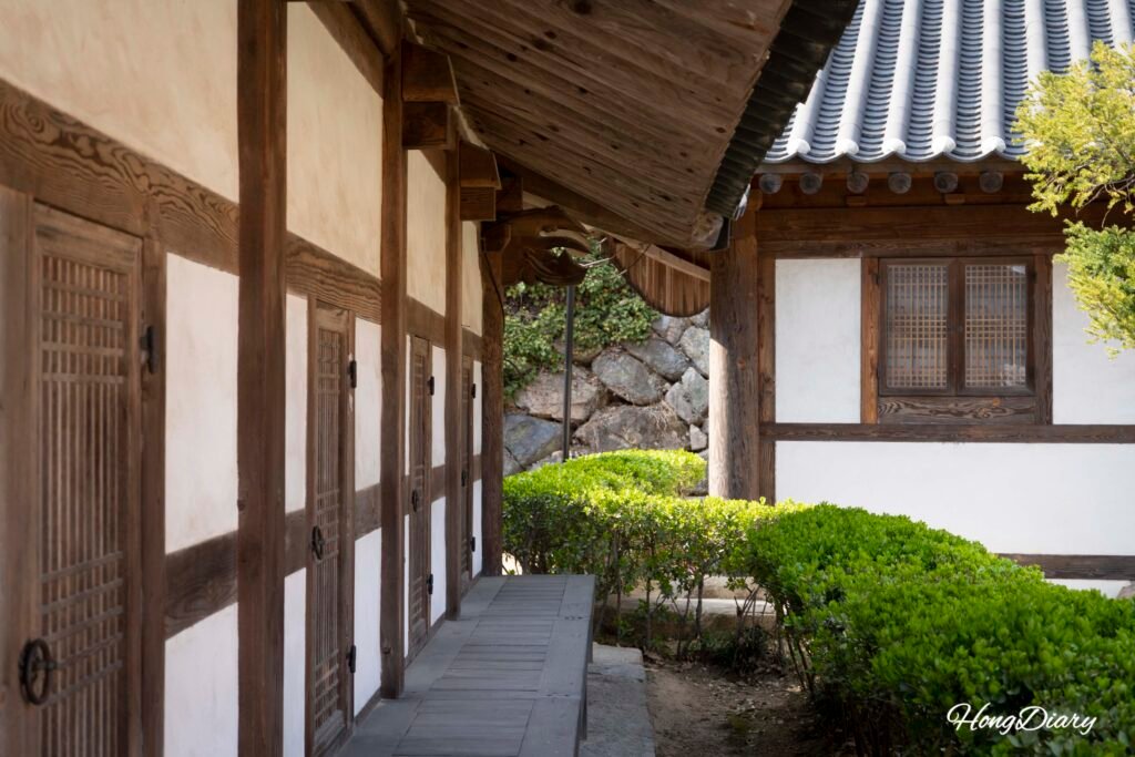 Vista del recinto del templo Seonamsa entre los árboles del monte Baegyangsan, Busan