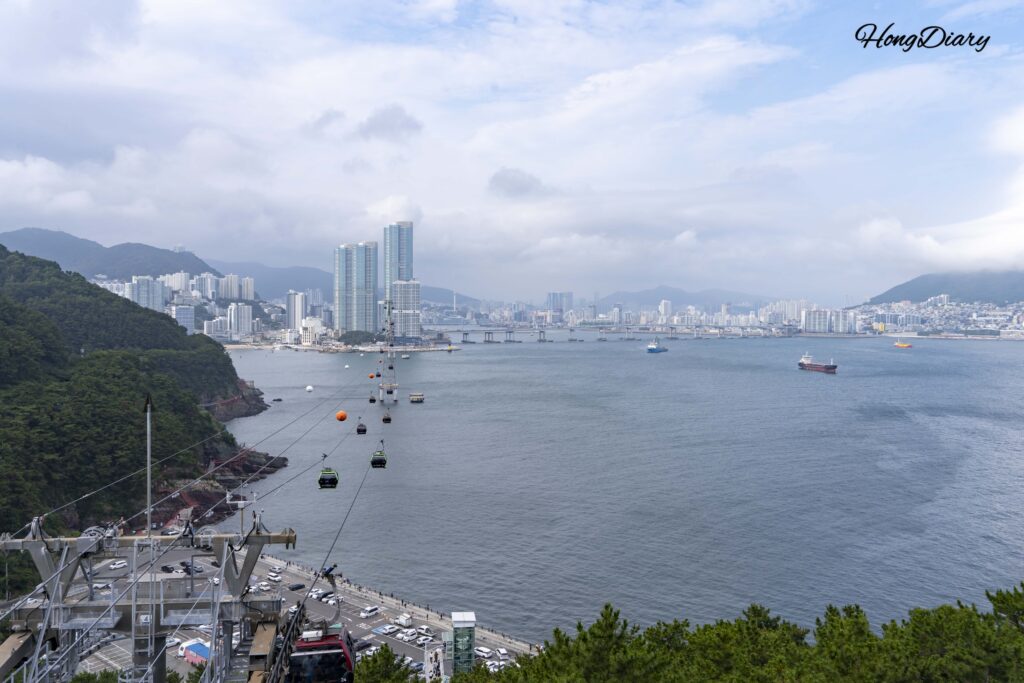 スカイハーバー展望台から見た松島の海とケーブルカーのパノラマ風景（釜山）