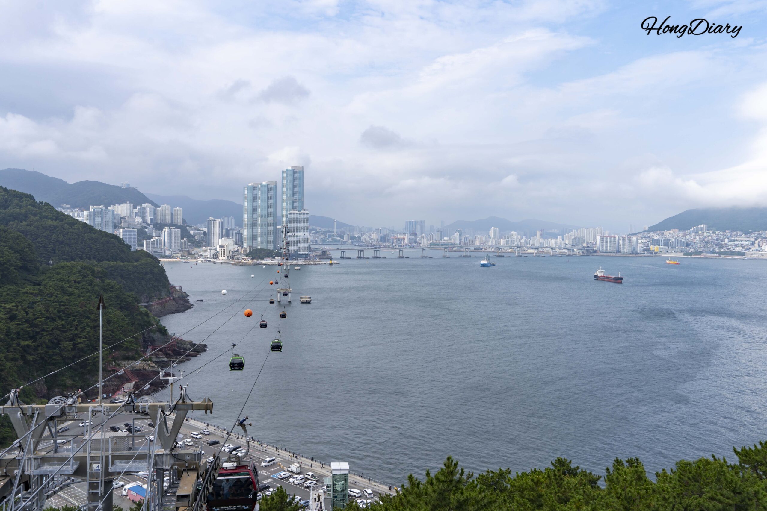 Vista panorámica del océano y las líneas del teleférico desde el Mirador Sky Harbor, Busan