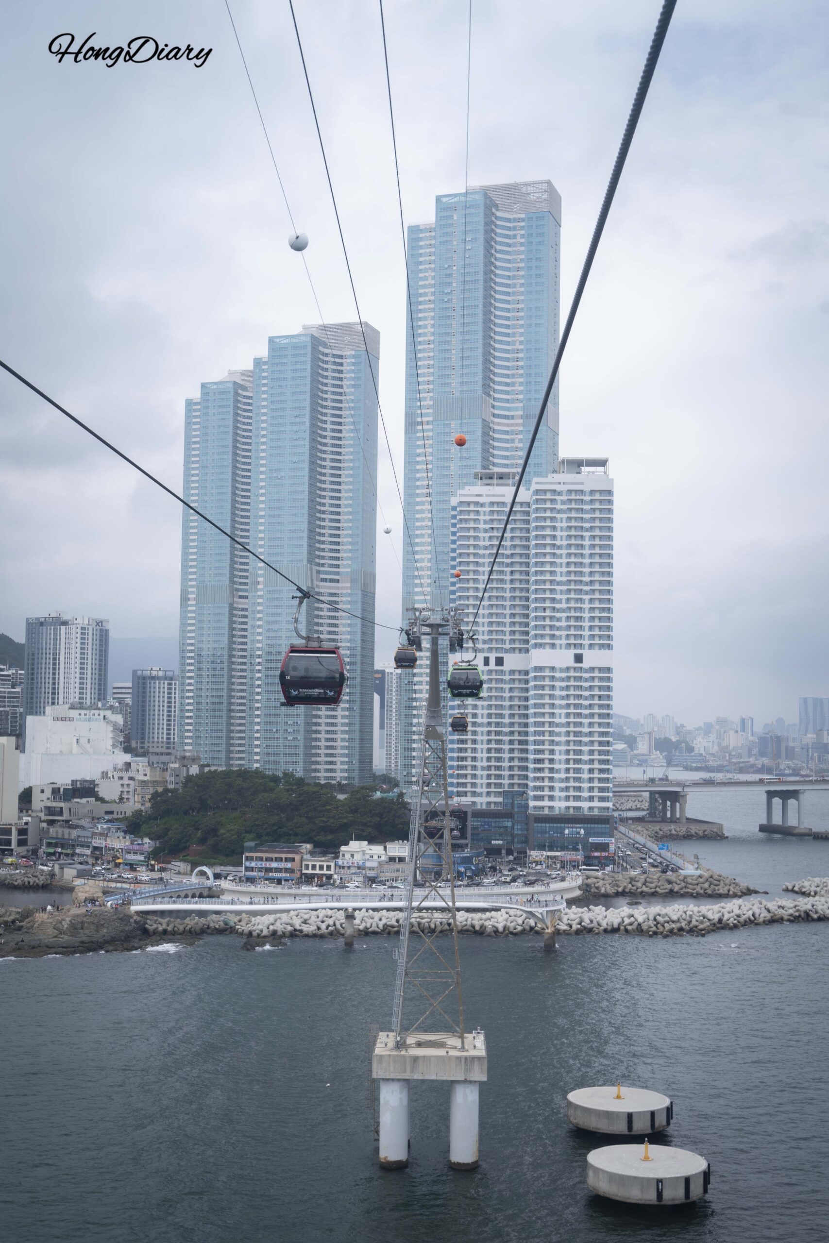 松島ケーブルカーの車内から見た松島海水浴場と南港大橋のパノラマ風景（釜山）