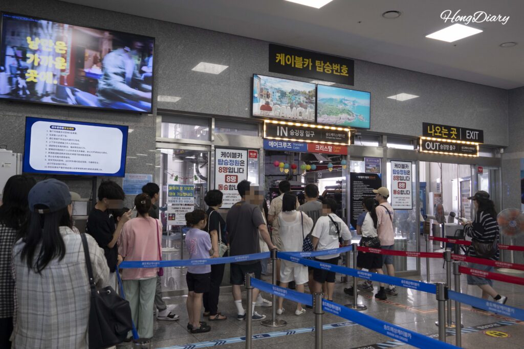 4th-floor boarding area at Songdo Bay Station with separate lines for Air Cruise and Crystal Cruise cabins