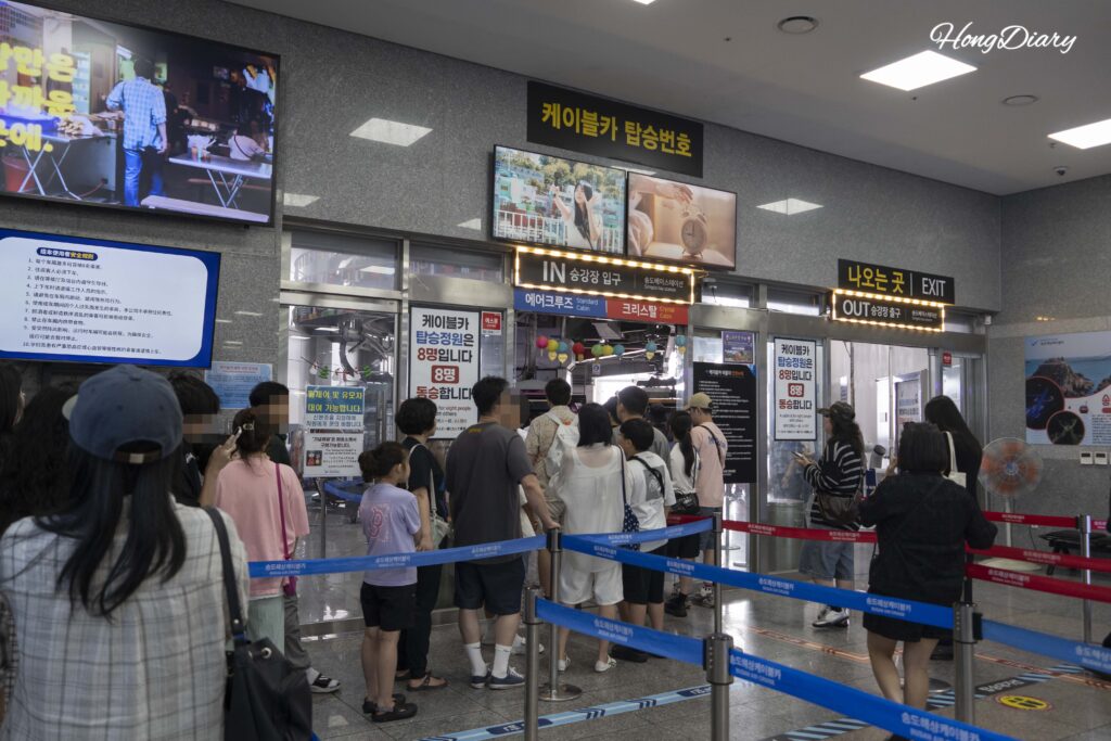 松島ベイステーション4階のケーブルカー乗り場。エアクルーズとクリスタルクルーズで列が分かれている