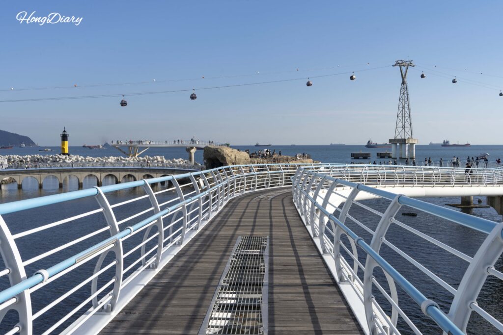 Songdo Skywalk de piso de vidrio en la playa de Songdo, Busan — atracción separada del Puente Yonggung