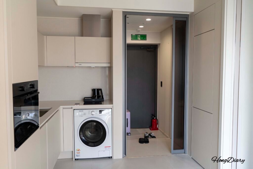Kitchen and washing machine in a Busan hotel with kitchen