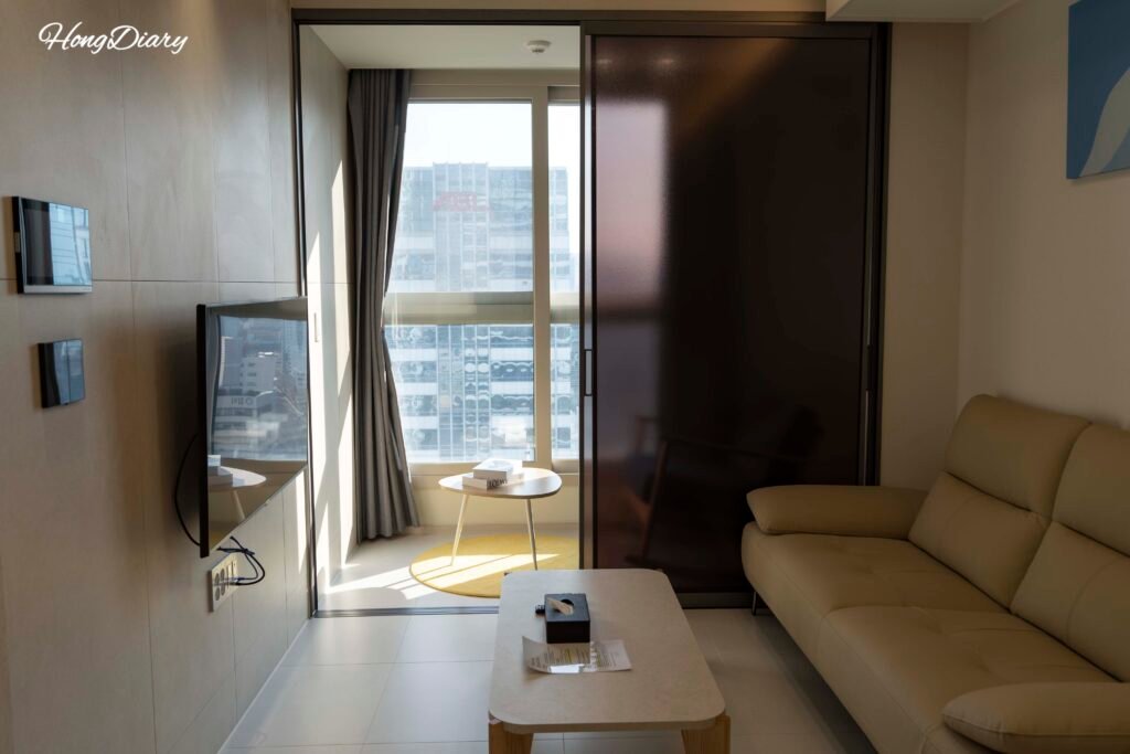 Sala de estar de un apartahotel en Busan