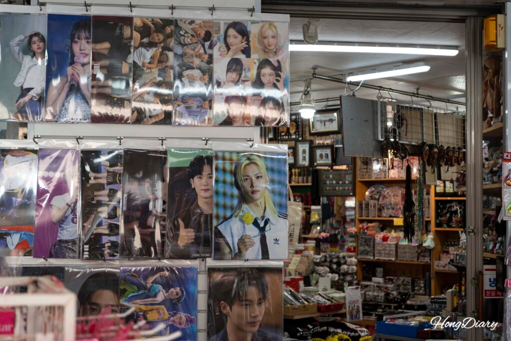 Mercancía de K-pop a la venta en una tienda del Mercado Gukje en Busan