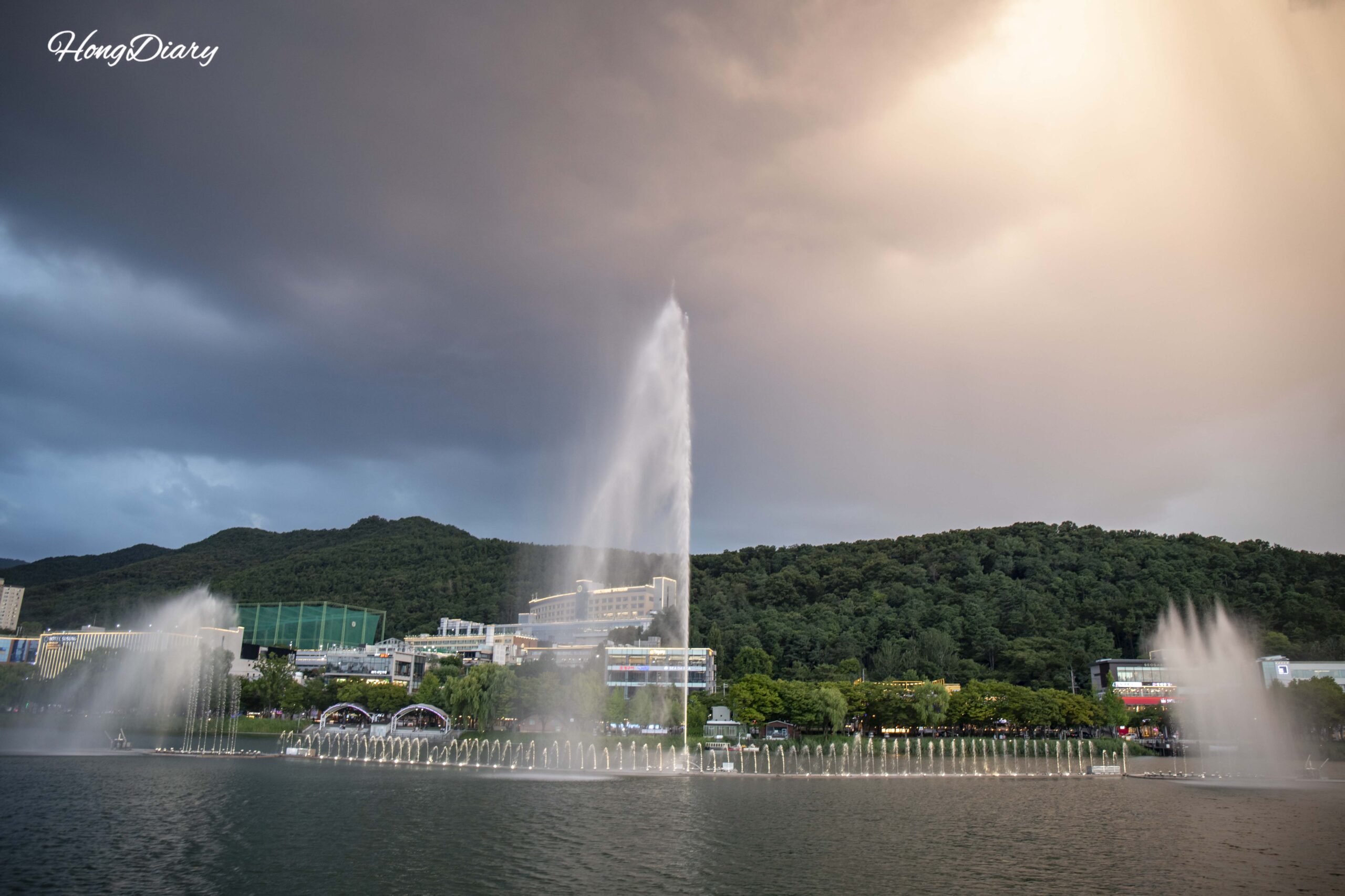 Show diurno de la fuente musical de Suseongmot con chorros de agua contra el cielo de la tarde