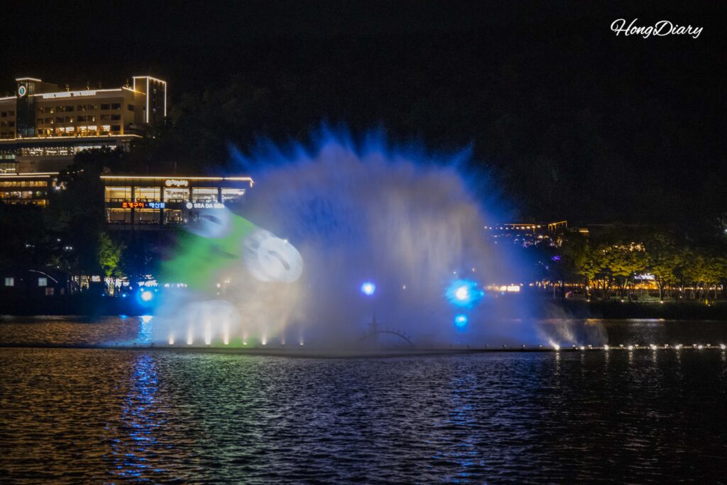 寿城池の夜の噴水ショー｜風でミストがデッキまで届く様子