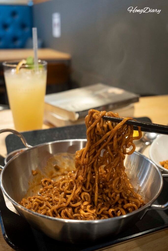 Eating jjapaguri ramyeon at Tea & Books ocean view cafe in Gwanganli