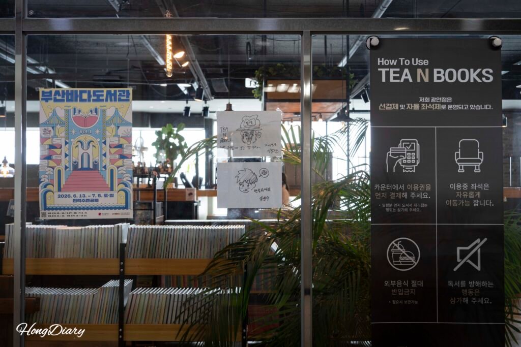Entrada del café Tea & Books en el edificio Badamaru, Gwanganli Busán