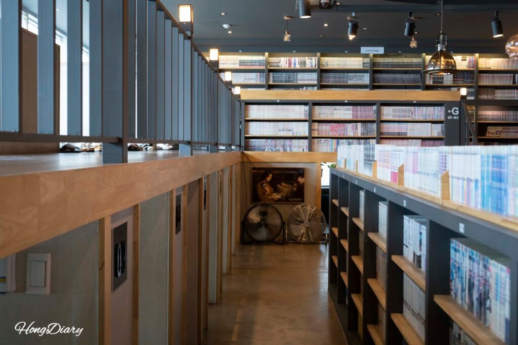 Vista general del interior de Tea & Books, café con vista al mar en Gwanganli Busán