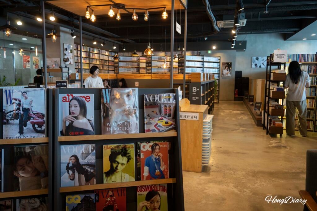 ティーアンドブックス広安店の店内と雑誌棚