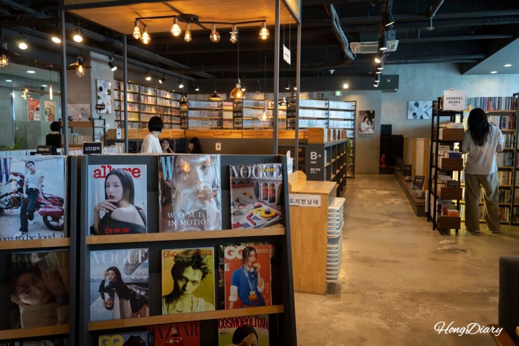 Interior de Tea & Books Gwanganli con estantes de revistas y asientos