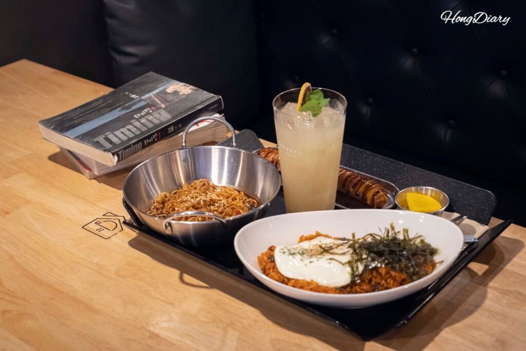 Jjapaguri ramyeon and kimchi fried rice served at Tea & Books Gwanganli