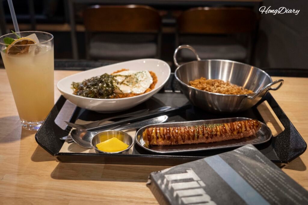 Jjapaguri, arroz frito de kimchi y salchichas servidos en Tea & Books Gwanganli