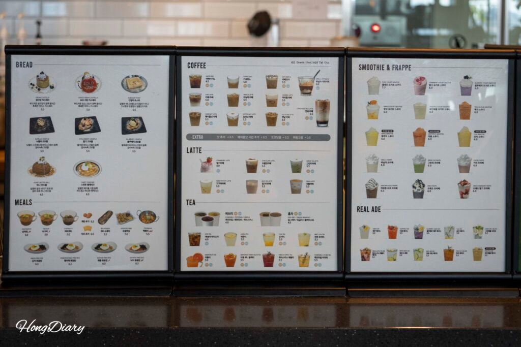 ティーアンドブックス広安店のフルメニューボード(ドリンク・食事・デザート)