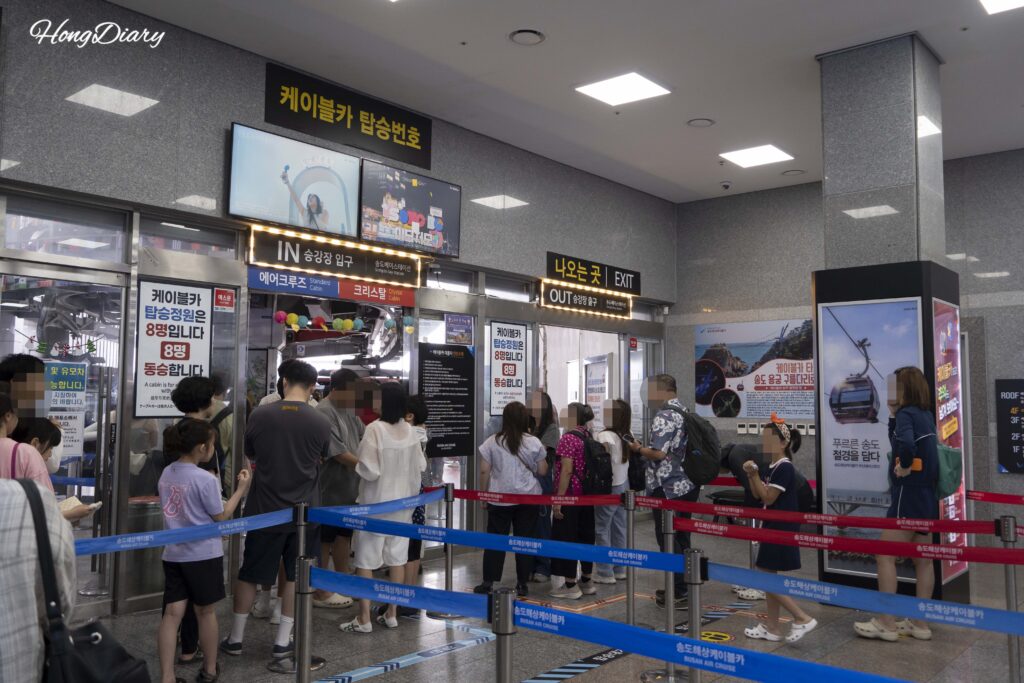 Zona de abordaje en el 4to piso de Songdo Bay Station con filas separadas para Air Cruise y Crystal Cruise