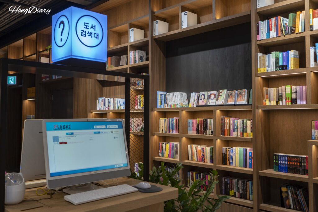 Terminal digital de búsqueda de libros dentro de Jongno Books en BIFC2 Square Garden, Busan