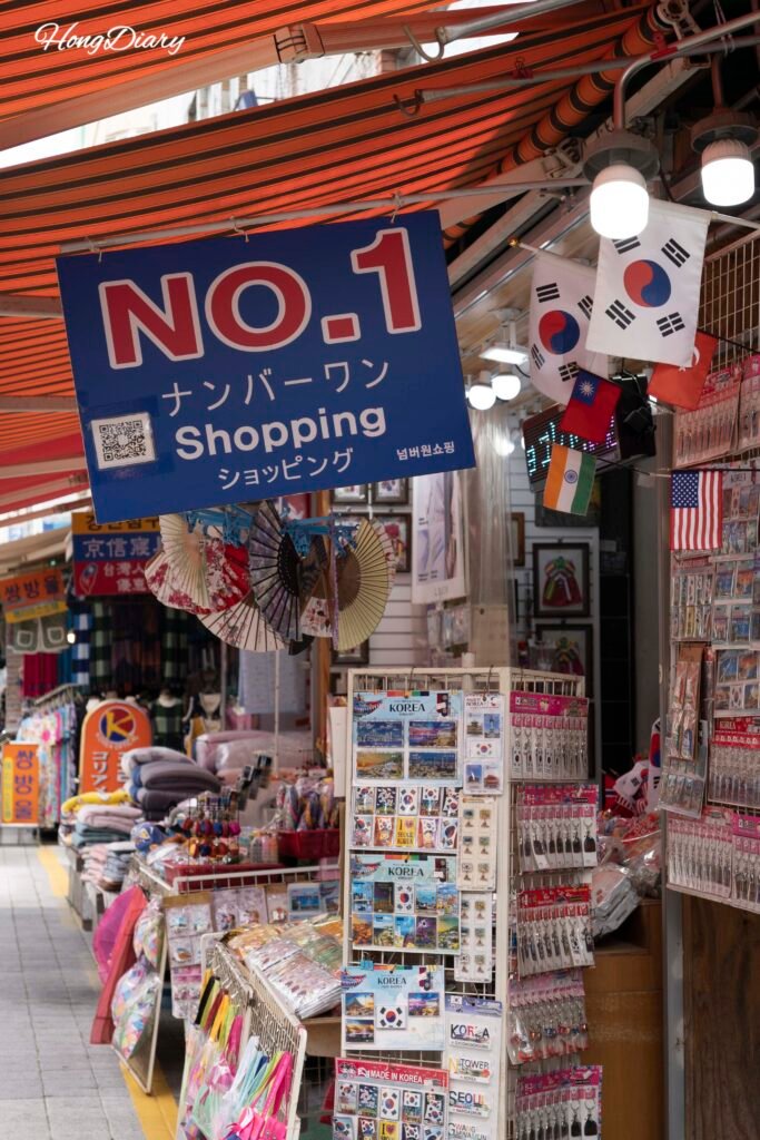 Tienda de souvenirs dentro del Mercado Gukje en Busan con artículos de diseño coreano