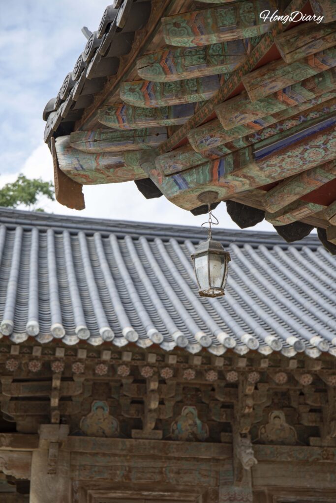 Edificios tradicionales dentro del complejo del Templo Tongdosa en Yangsan