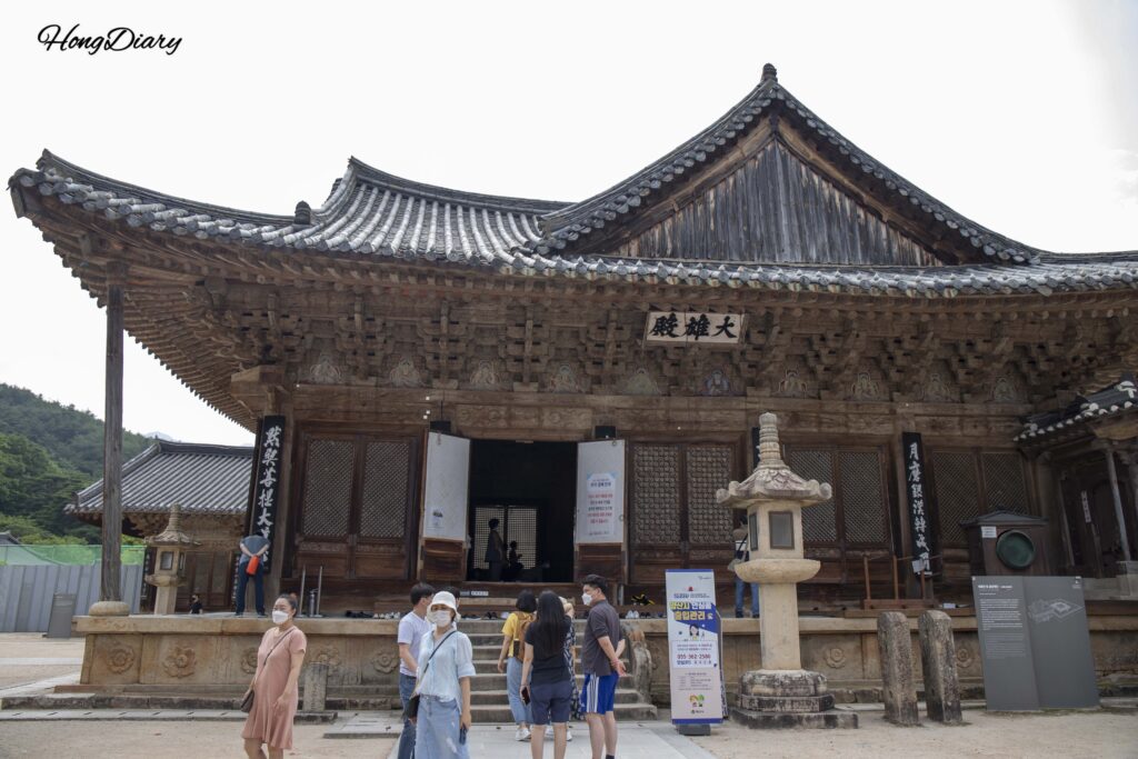 通度寺の大雄殿の近景と扁額
