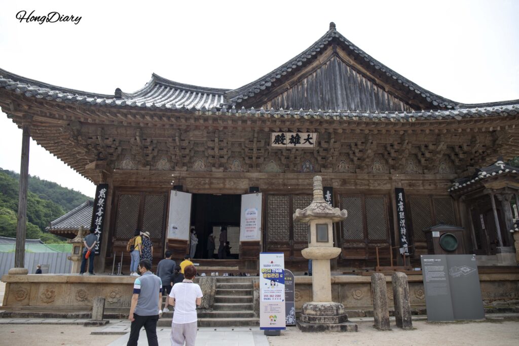 Daeungjeon Hall at Tongdosa Temple, the main hall with no Buddha statue inside
