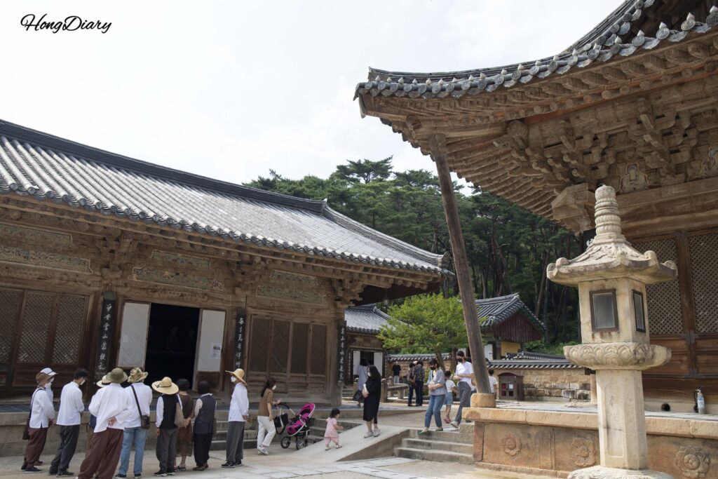 Salón principal Daeungjeon y pagoda de piedra del Templo Tongdosa, el templo sin estatua de Buda