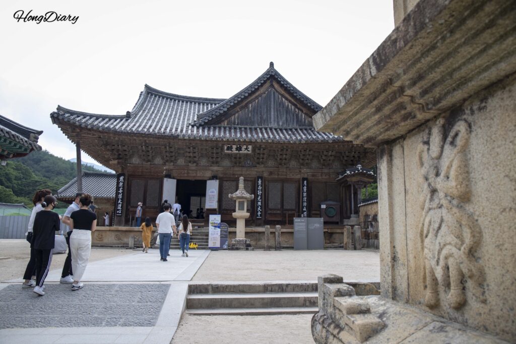 通度寺の大雄殿と石塔。仏像を安置しない本堂として知られる