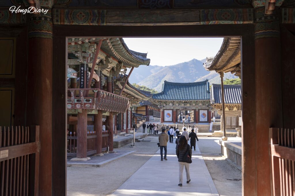 Entrada principal del Templo Tongdosa y la puerta Iljumun en Yangsan