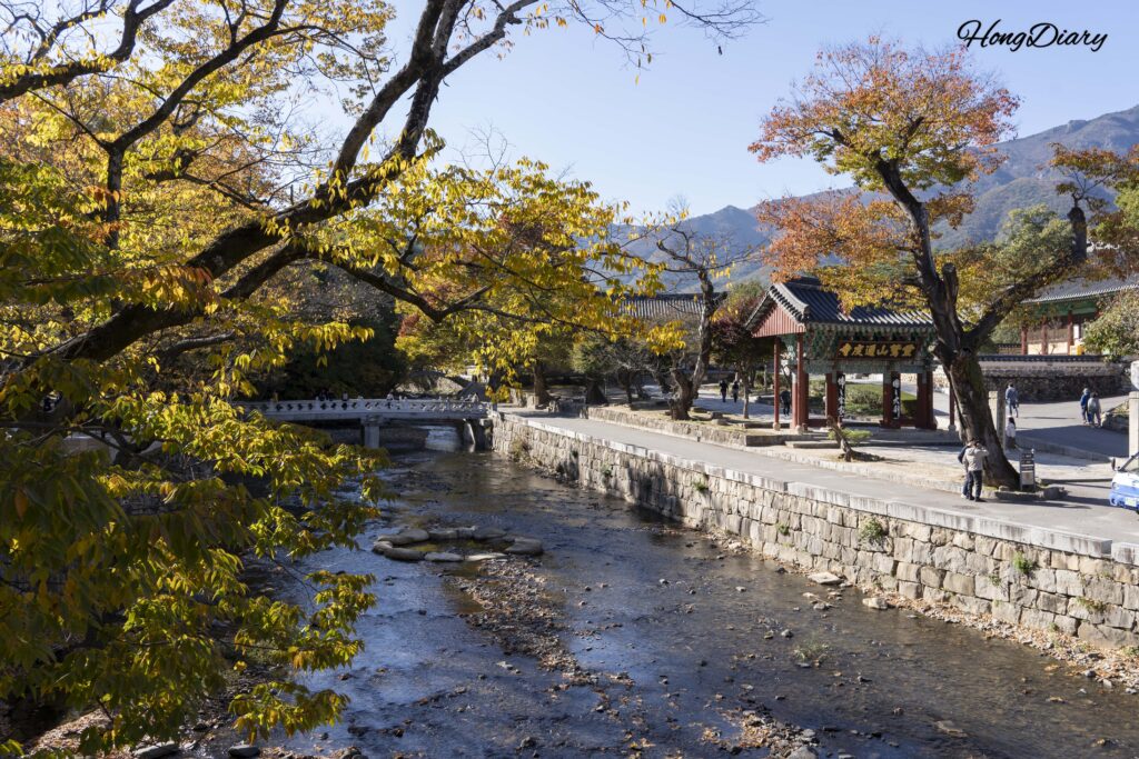 Arroyo y puente de piedra en la entrada del Templo Tongdosa en Yangsan
