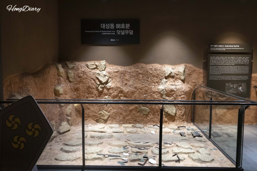 Exhibición sobre la excavación de tumbas reales en el Museo de Daeseong-dong