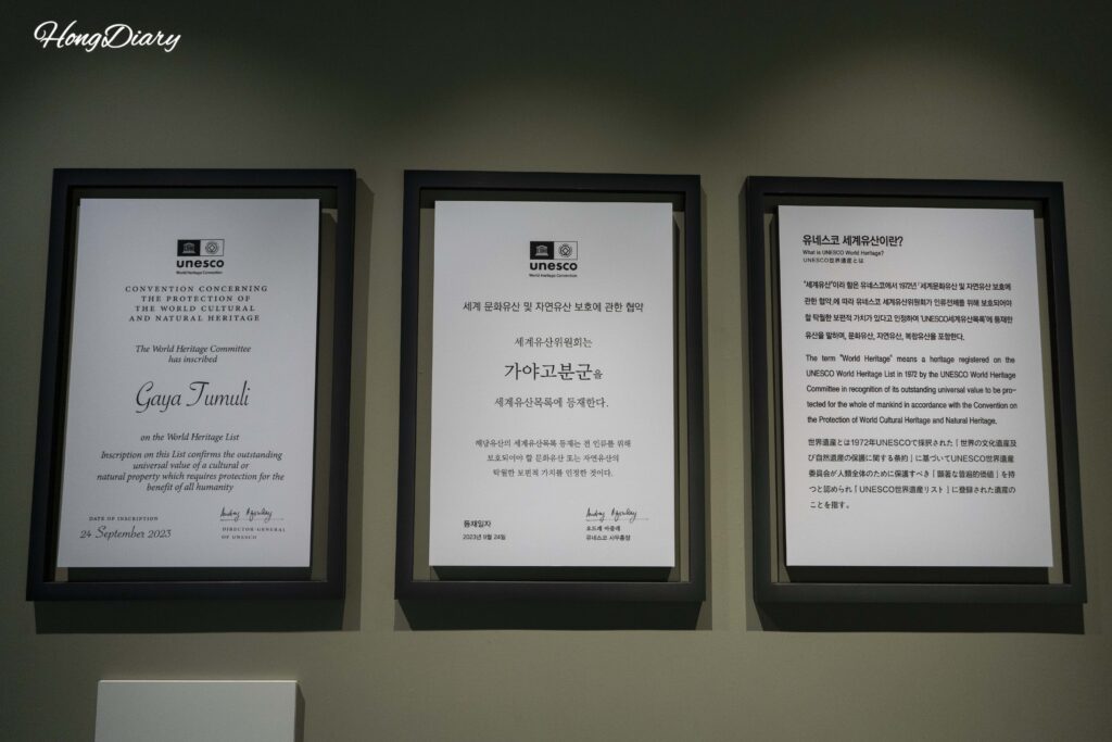 Letrero de inscripción UNESCO en las Tumbas de Daeseong-dong, Gimhae