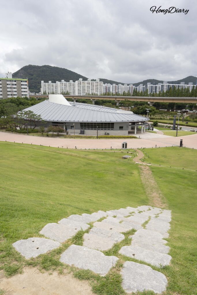 Vista desde la cima de la colina de las Tumbas de Daeseong-dong en Gimhae