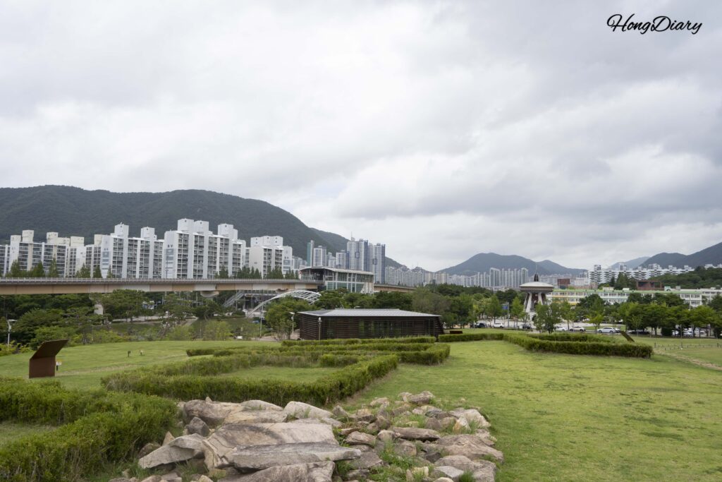 Zona de excavación en las Tumbas de Daeseong-dong mostrando la construcción superpuesta